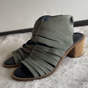Sbicca green leather strappy sandal block chunk heel